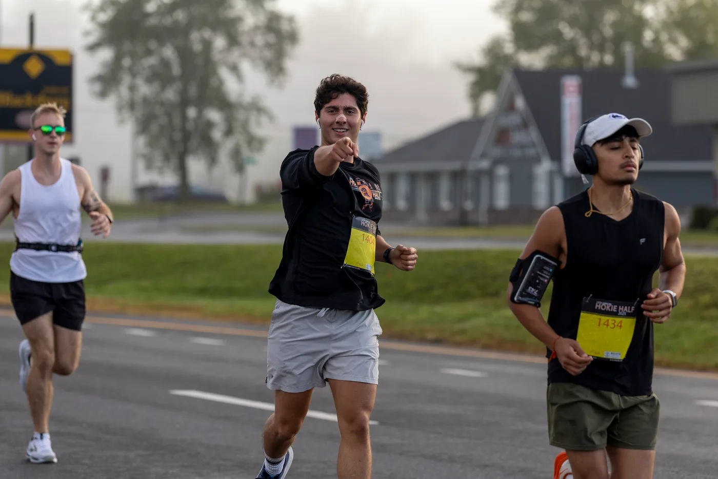 Efe Dincaslan running and pointing at the camera during a half marathon